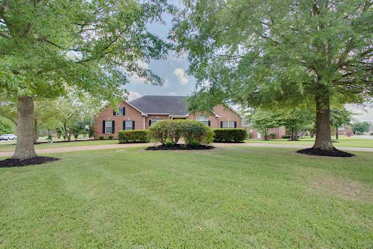 155 Woodlake Dr Gallatin, TN 37066