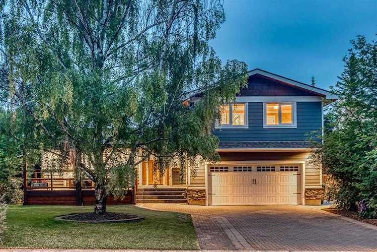 8 Varwood Place NW Calgary, AB T3A 0C1