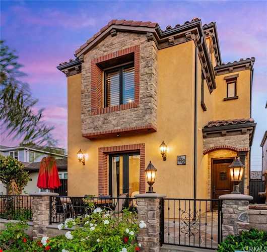 212 Baltimore Avenue Huntington Beach, CA 92648