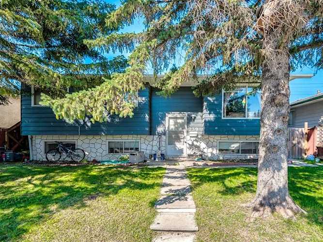 239 Penbrooke Way SE Calgary, AB T2A 3S7