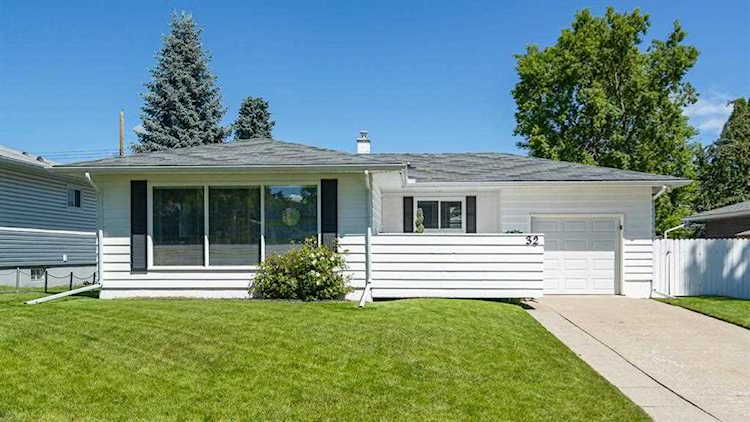 32 Kirby Place SW Calgary, AB T2V 2K4