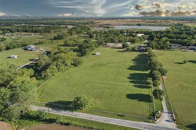 8106 Mcnatt Road Aubrey, TX 76227