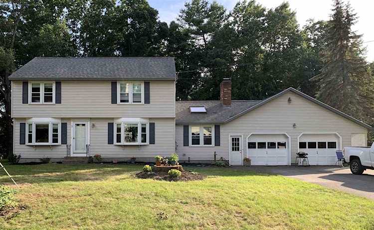 1 King Edward Dr Londonderry, NH 03053