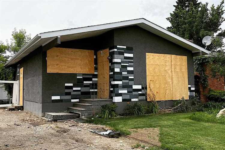 2227 47 St SE Calgary, AB T2B 1L5
