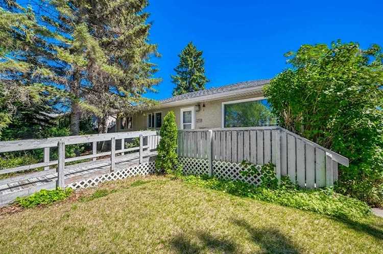 4732 45 St SW Calgary, AB T3E 3W4