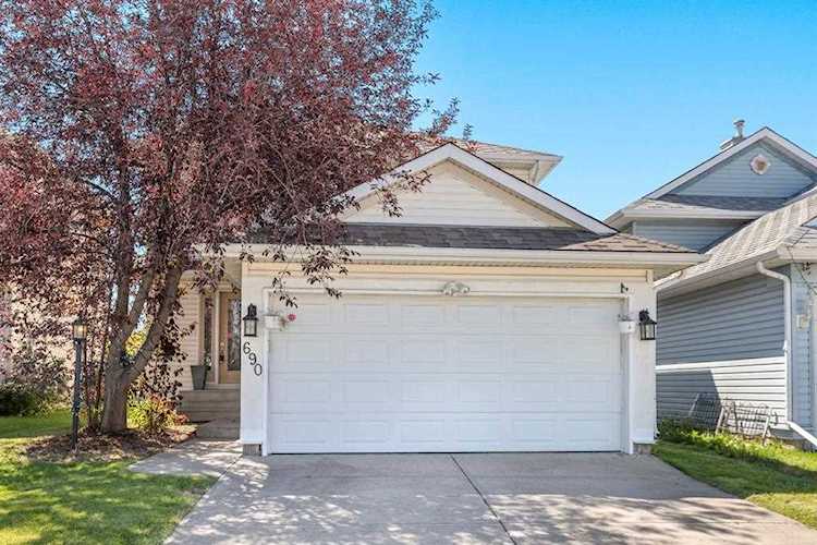 690 Coventry Dr NE Calgary, AB T3H 4M3