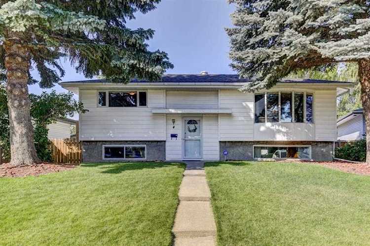 4 Marbrooke Circle NE Calgary, AB T2A 2W4