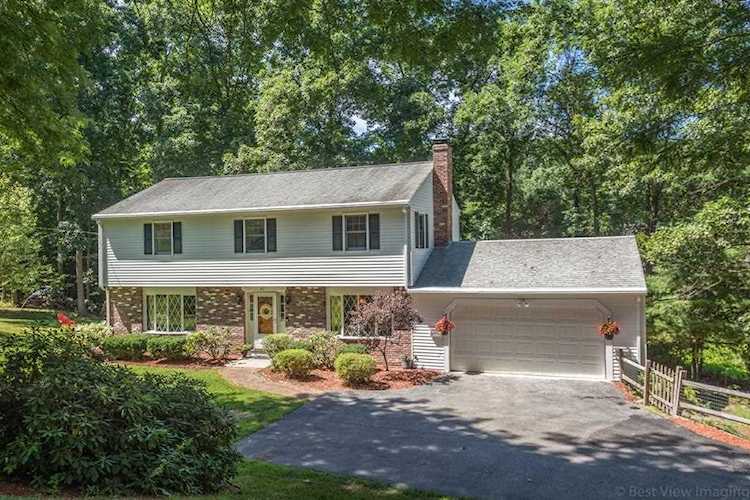 41 Harvey Ln Westborough, MA 01581