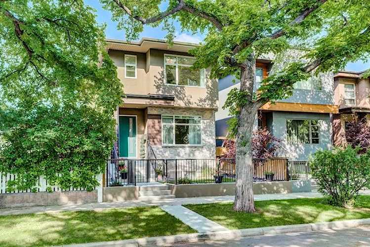 419 8 St NE Calgary, AB T2E 4G8