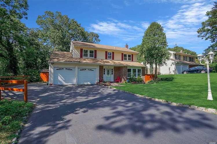 9 Hayes Street Nesconset, NY 11767