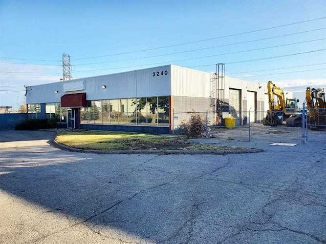3240 11 St SE Calgary, AB T2G 3G8