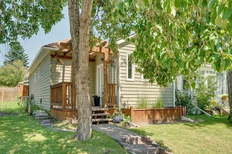 724 20 Ave NW Calgary, AB T2M 1E1