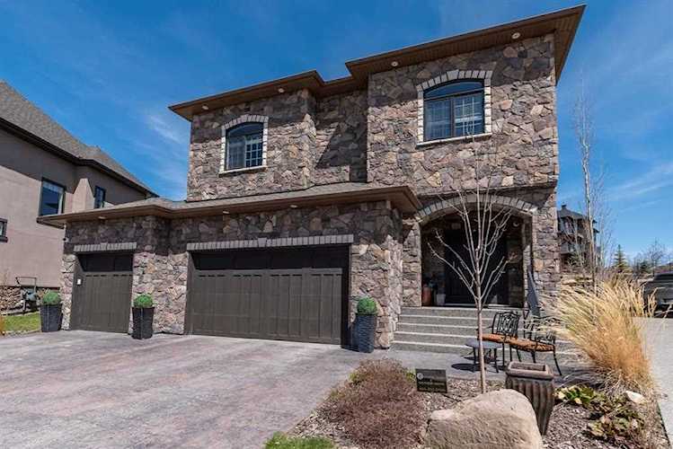 24 Fortress Ct SW Calgary, AB T3H 0T8