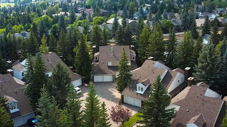 275 Woodridge Dr SW #12 Calgary, AB T2W 4S4