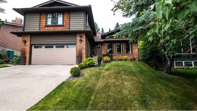 127 Edgehill Ct NW Calgary, AB T3X 2X3