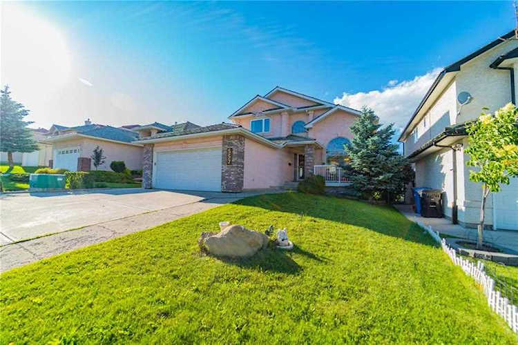 557 Hamptons Dr NW Calgary, AB T3A 5Z9