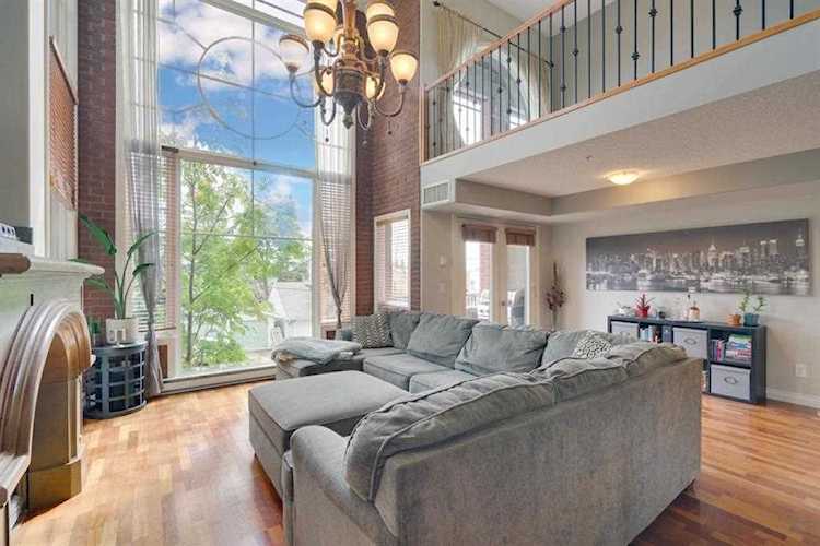 2306 17B St SW #302 Calgary, AB T2T 4S8