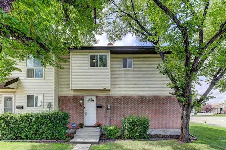 32 Whitnel Ct NE #74 Calgary, AB T1Y 5E3