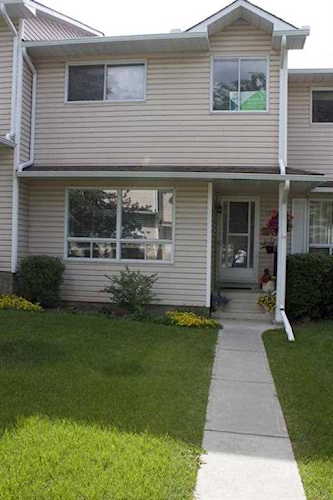153 Woodsman Ln SW Calgary, AB T2W 4Z5