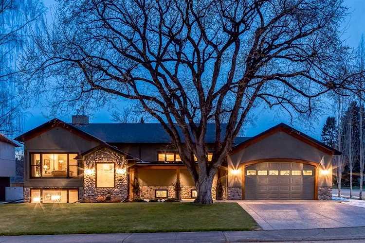25 Medford Place SW Calgary, AB T2V 2E9