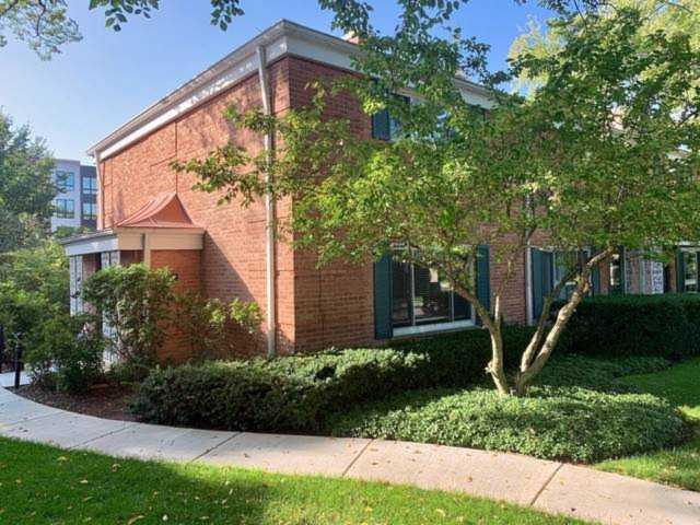 612 Carriage Hill Dr Glenview, IL 60025