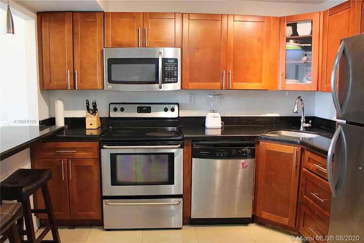 3701 N Country Club Dr #409 Aventura, FL 33180