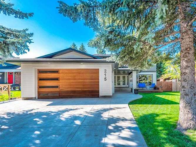 215 Pump Hill Crescent Calgary, AB T2V 4L9