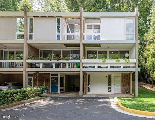 11599 Maple Ridge Rd Reston, VA 20190
