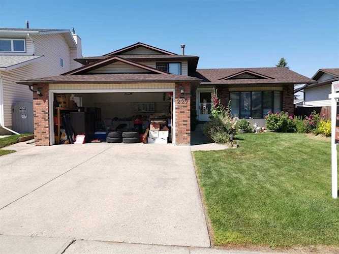 227 Templeton Circle NE Calgary, AB T1Y 4G6