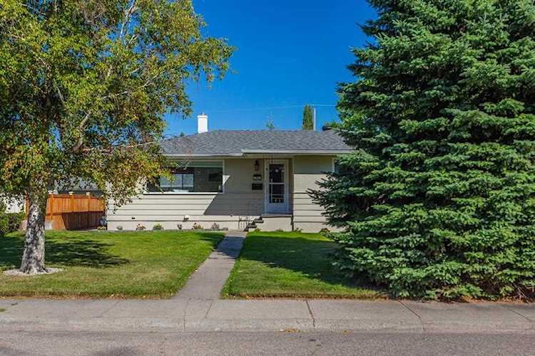 90 Wedgewood Dr SW Calgary, AB T3C 3G6
