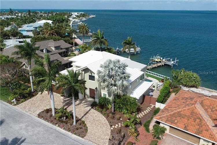 606 Crestwood Ln Holmes Beach, FL 34217