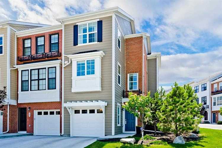 547 Sherwood Blvd NW Calgary, AB T3R 0X1