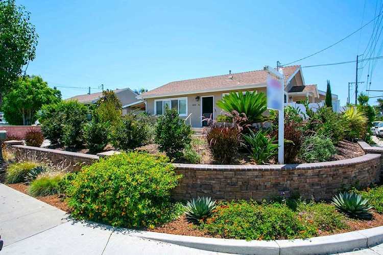 1833 Pomona Avenue Costa Mesa, CA 92627