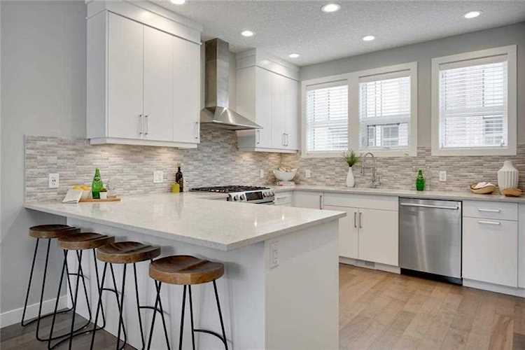 4067 32 Ave NW Calgary, AB T3B 6G6