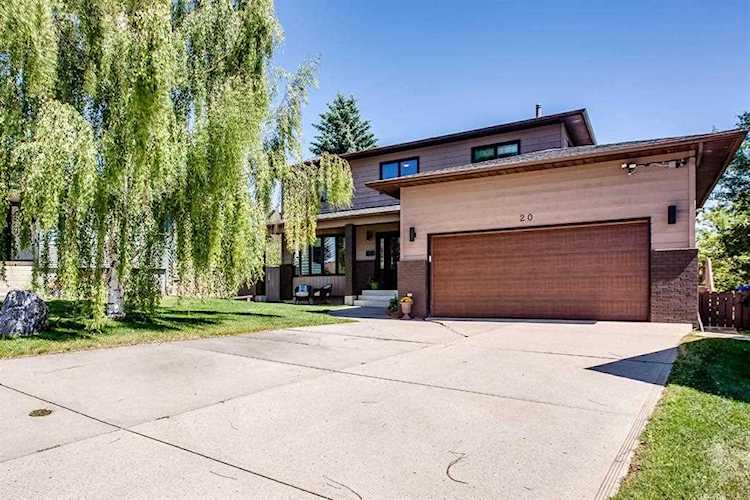 20 Hawkridge Ct NW Calgary, AB T3G 3C1