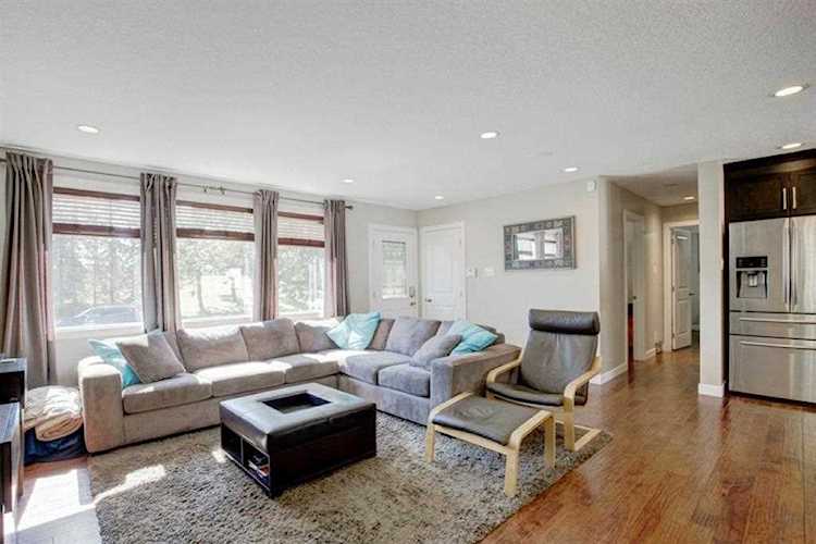 2424 Langriville Dr SW Calgary, AB T3E 5G8