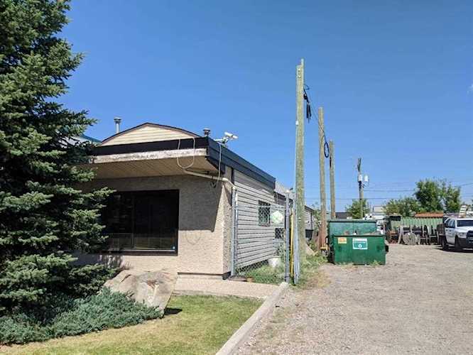 216 39 Ave NE Calgary, AB T2E 2M5
