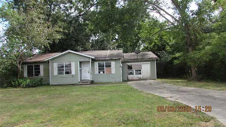1613 W Willis St Alvin, TX 77511