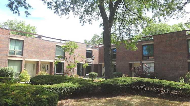 12 Birch Tree Ct Elmhurst, IL 60126