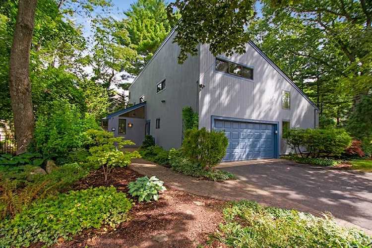 16 Hollywood Rd Winchester, MA 01890
