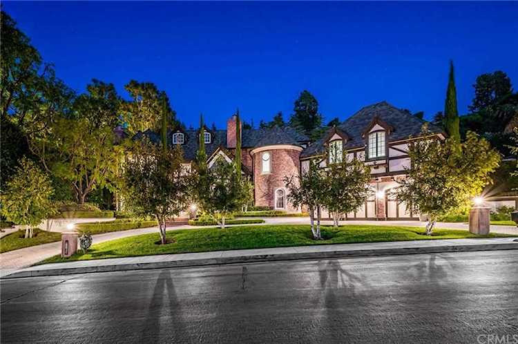 3928 Hayvenhurst Drive Encino, CA 91436