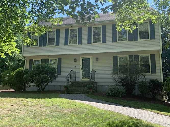 15 Dartmouth Dr Framingham, MA 01701