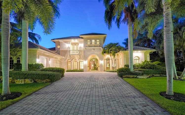 35 Lighthouse Point Dr Longboat Key, FL 34228