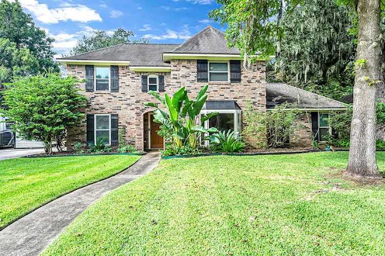 129 Arrowwood St Lake Jackson, TX 77566