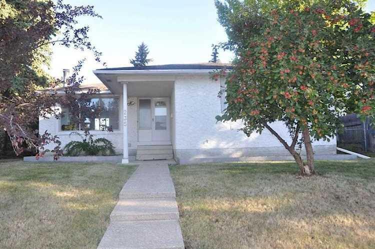 235 Penbrooke Close SE Calgary, AB T2A 3N9
