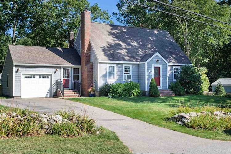 21 Pine Rd North Hampton, NH 03862