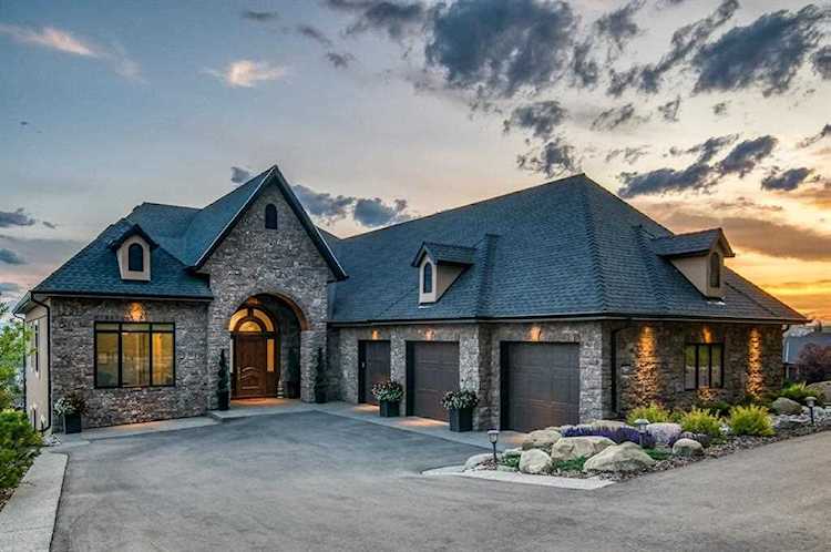 2854 77 St SW Calgary, AB T3H 5M1
