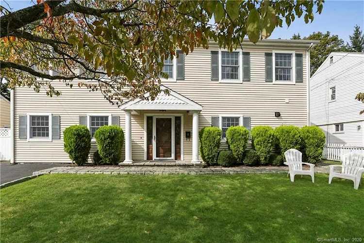 8 Hearthstone Court Stamford, CT 06902