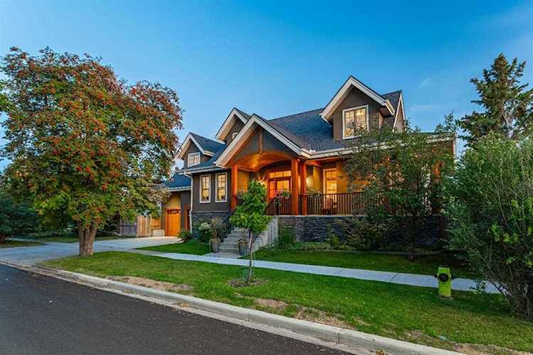 239 8 Ave NW Calgary, AB T2M 0A7