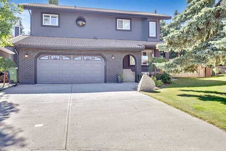 23 Edcath Ct Calgary, AB T3A 3S9